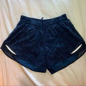 NOUVEAU MACH BLUE/BLACK HOTTY-HOT LULULEMON SHORT SIZE 8 / 4” LENGTH (LOW-RISE)